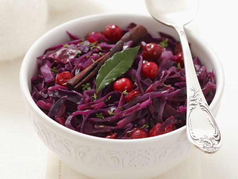 red cabbage with balsamic vinegar and cranberries